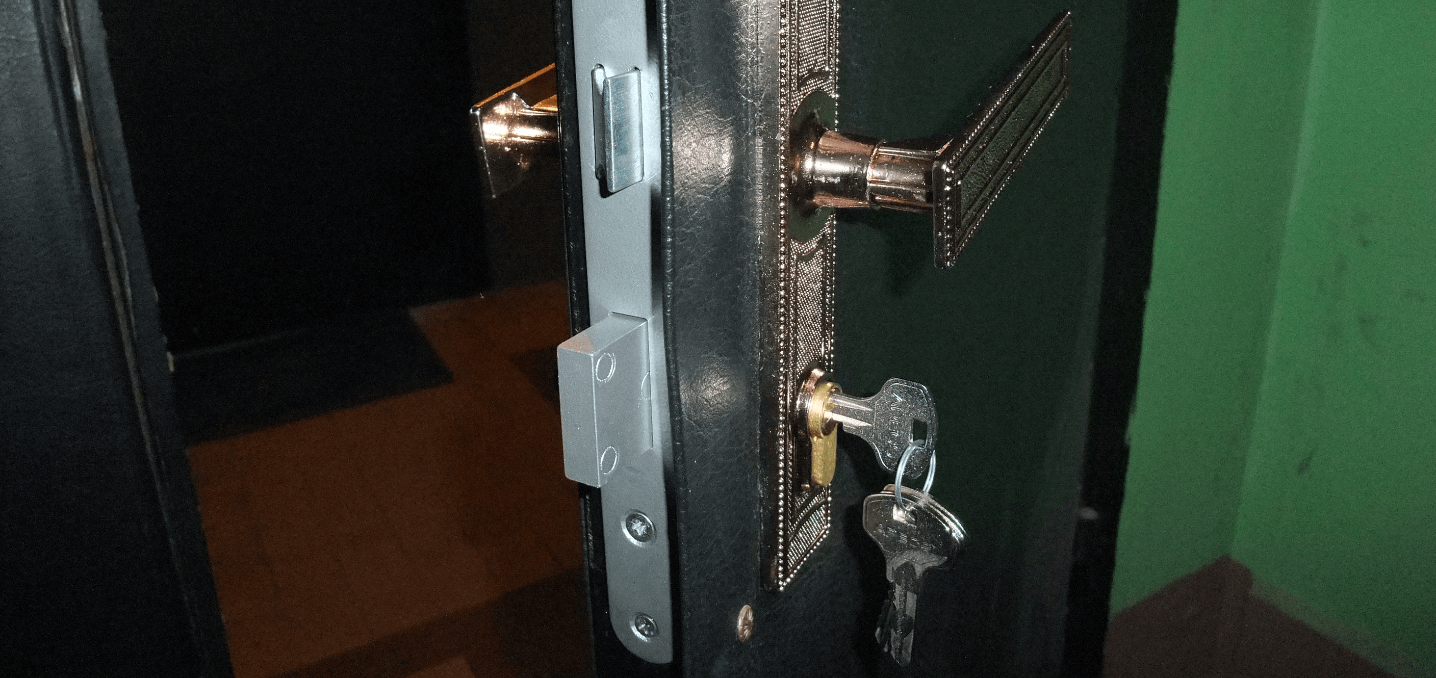 Врезка замка в металлическую дверь